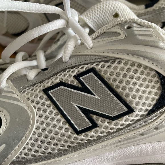 New Balance White and Navy 530 Shoes - Picture 6 of 12